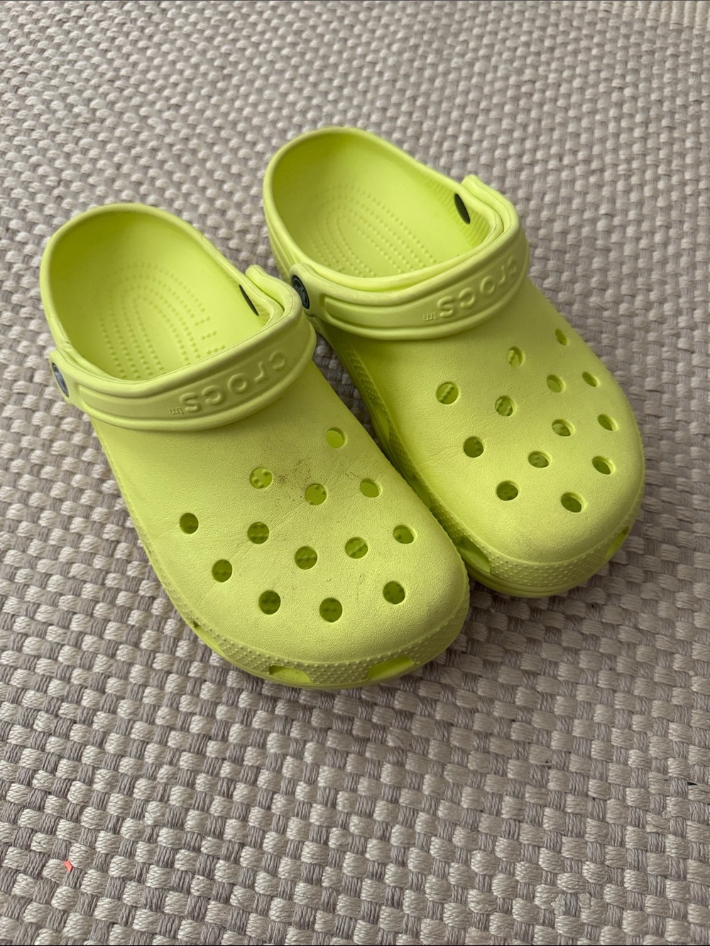 CROCS Classic Clog in Neon Lime